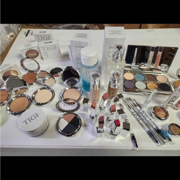 Tray 1- $4 starts new pallet in, everything must go Posh Live Player’s Pallet - Picture 5 of 7